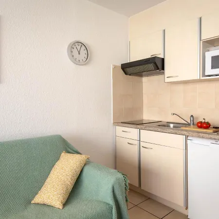 Climatise Avec Terrasse, A 50m De La Et Proche Commerces, Gare Et Centre-ville. - Fr-1-466a-9 * Saint-Raphael (Var)