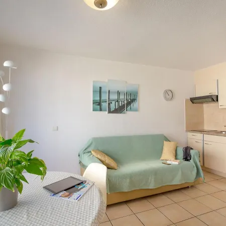 Climatise Avec Terrasse, A 50m De La Et Proche Commerces, Gare Et Centre-ville. - Fr-1-466a-9 * Saint-Raphael (Var)