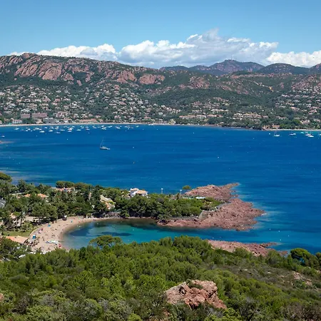 Climatise Avec Terrasse, A 50m De La Et Proche Commerces, Gare Et Centre-ville. - Fr-1-466a-9 * Saint-Raphael (Var)