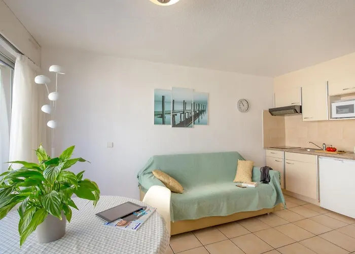 Climatise Avec Terrasse, A 50m De La Et Proche Commerces, Gare Et Centre-ville. - Fr-1-466a-9 * Saint-Raphaël